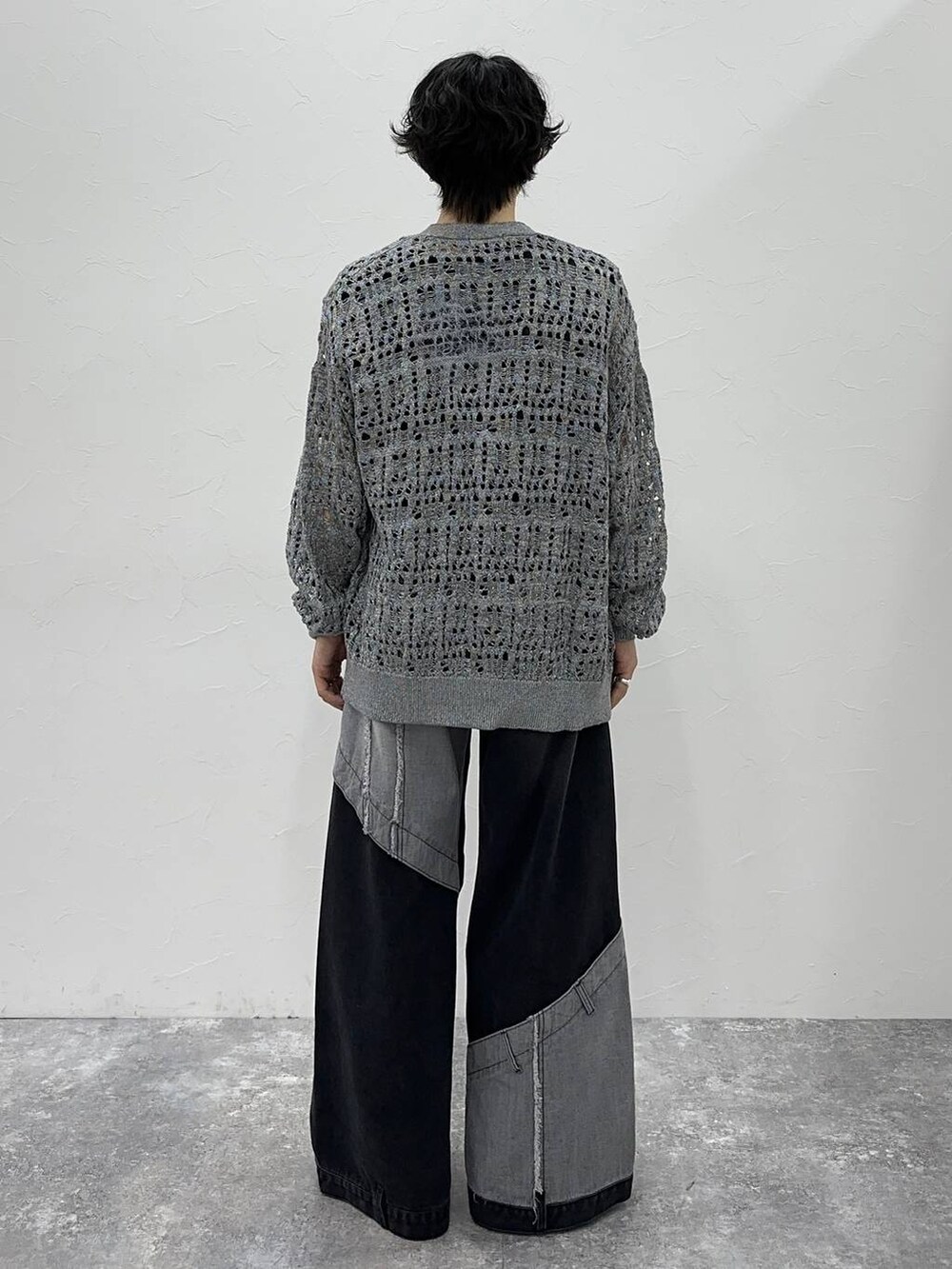 ブラック系のドレスシューズ、グレー系のTシャツ/カットソー、グレー系のカーディガン/ボレロを着用したメンズの夏コーディネートの3枚目の写真