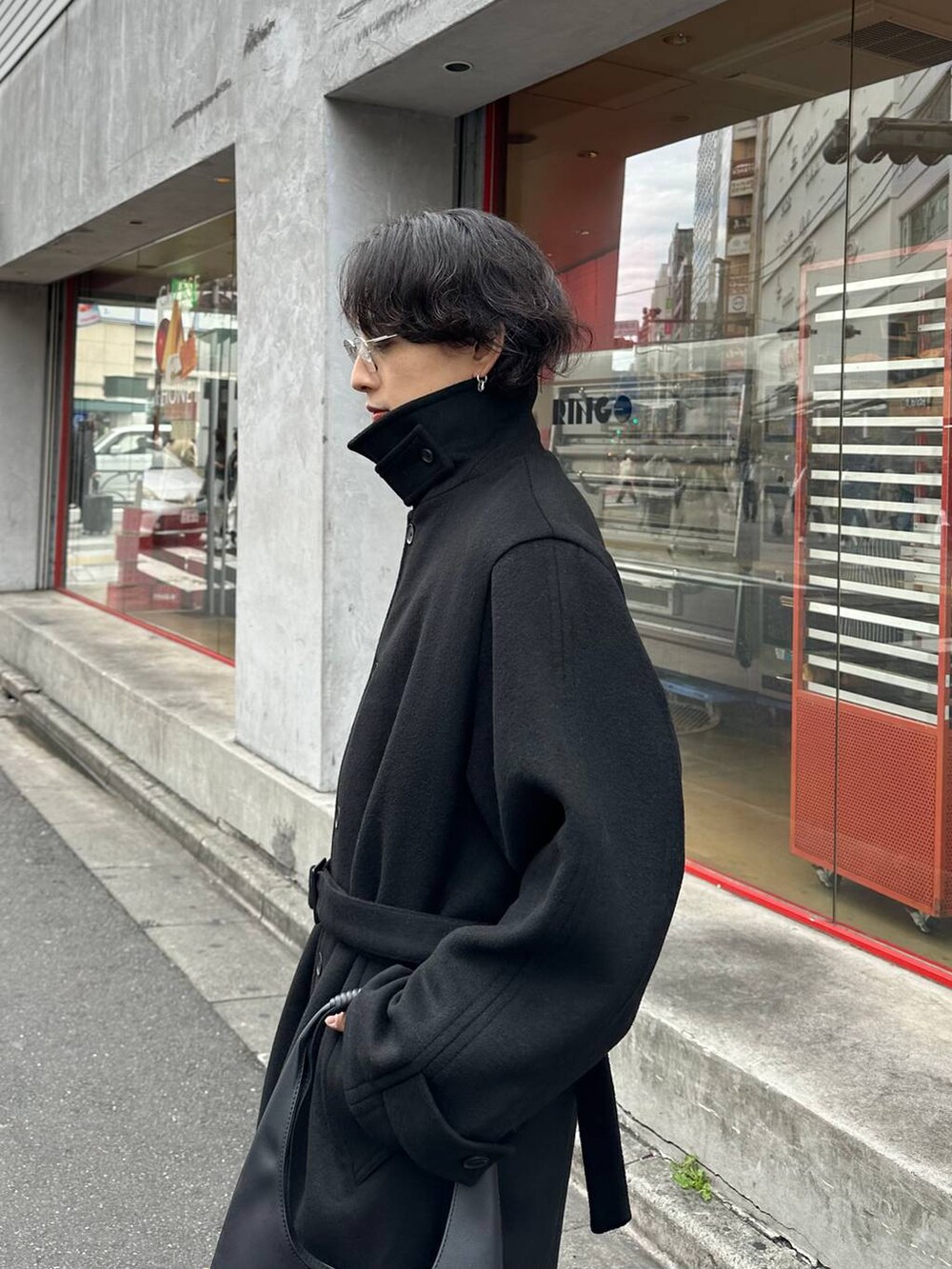 「モテ、韓国系、きれいめ、デート/ロマンティック、冬コーデ、着痩せ、モード、ネックレス、HARE、着痩せ・細見え、パーマ、コート、ニット、スラックス、秋コーデ」｜「HAREのウールステンカラーコート(HARE)（ステンカラーコート、ブラック系）」を使った、Shotaさん（メンズ・170cm）の秋コーディネートの5枚目の写真
