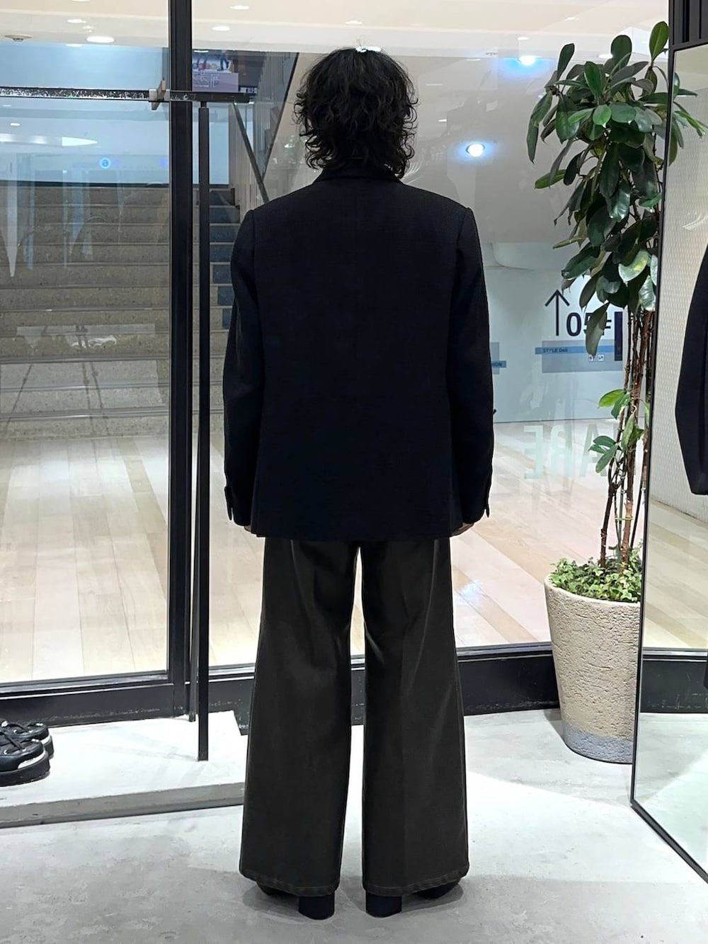 ホワイト系のシャツ/ブラウス、ブラック系のその他パンツ、ブラック系のブーツを着用したメンズの冬コーディネートの3枚目の写真