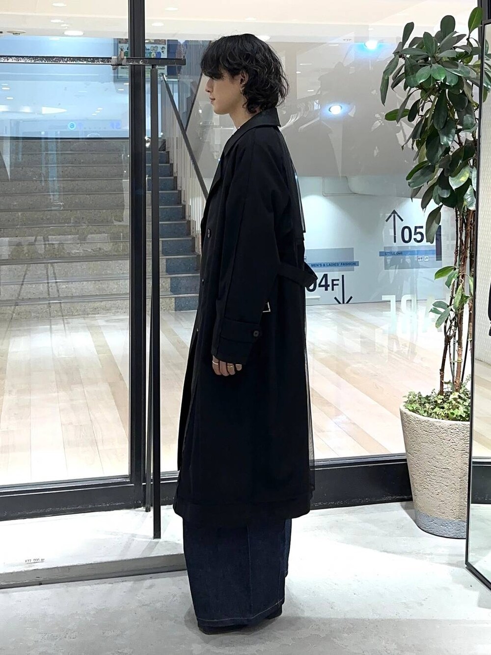 ブラック系のブーツ、ブラック系のスウェット、ブルー系のデニムパンツを着用したメンズの冬コーディネートの2枚目の写真