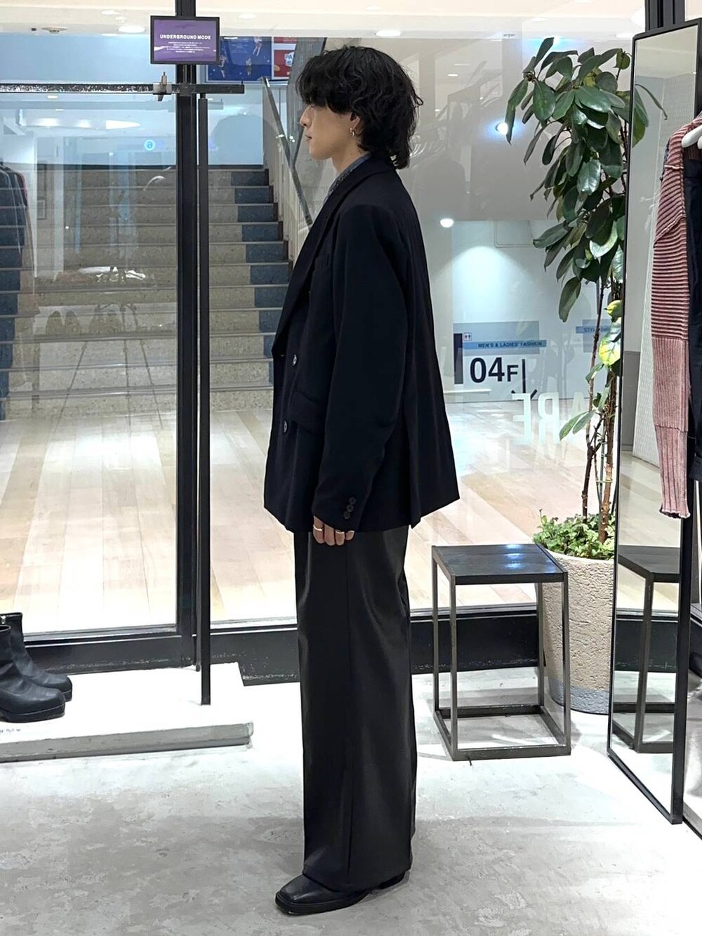 ブルー系のシャツ/ブラウス、ブラック系のその他パンツ、ブラック系のテーラードジャケットを着用したメンズの秋コーディネートの2枚目の写真