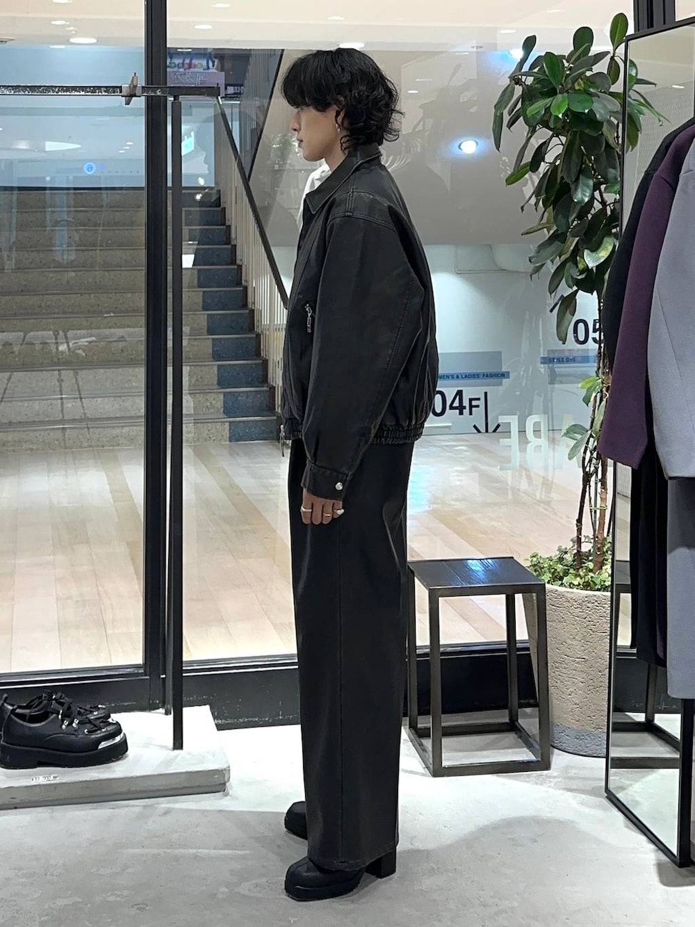 ブラック系のその他パンツ、ブラック系のブーツ、ブラック系のスウェットを着用したメンズの冬コーディネートの2枚目の写真