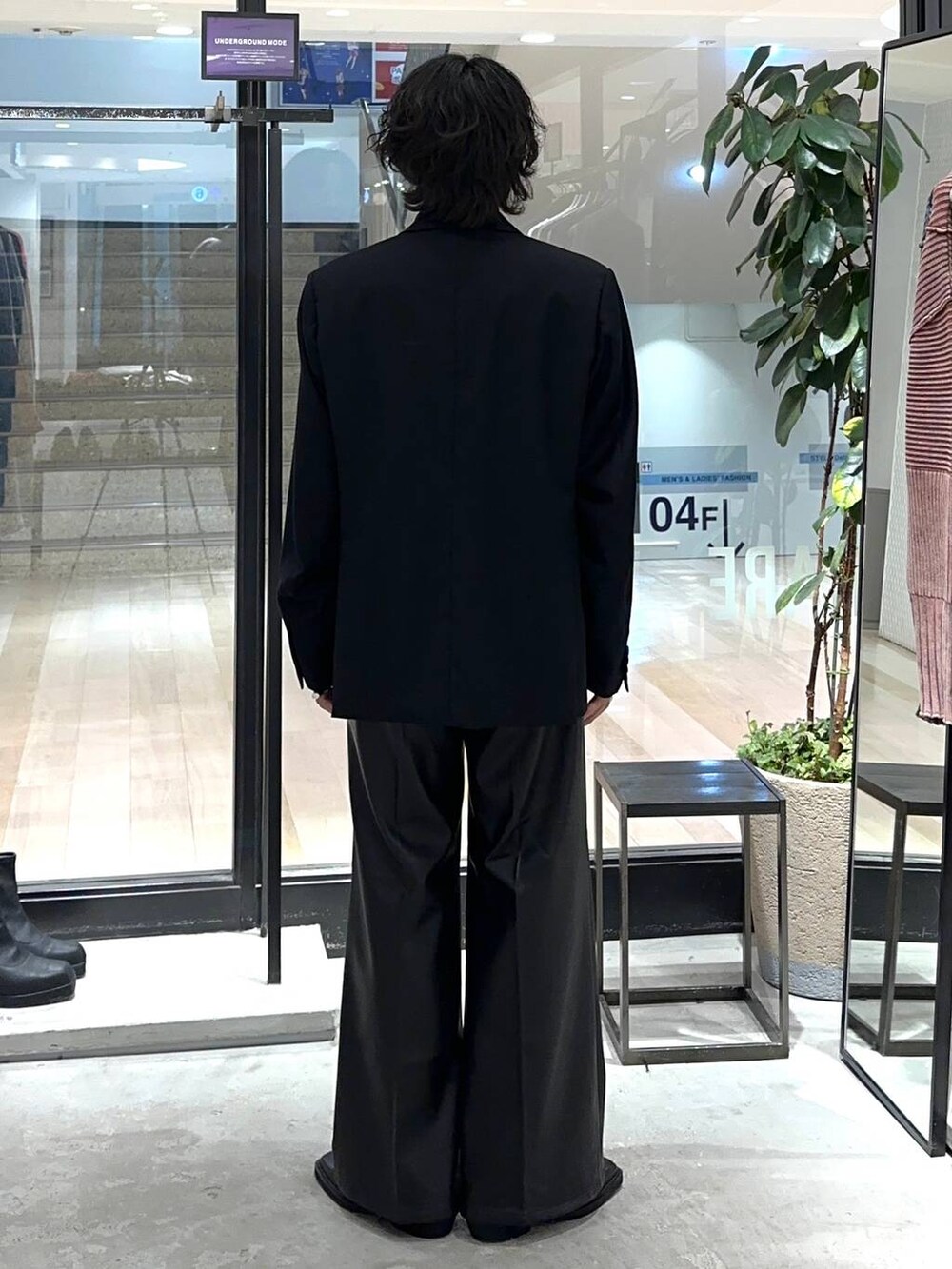 ブルー系のシャツ/ブラウス、ブラック系のその他パンツ、ブラック系のテーラードジャケットを着用したメンズの秋コーディネートの3枚目の写真