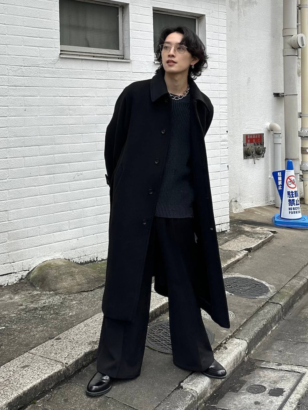「モテ、韓国系、きれいめ、デート/ロマンティック、冬コーデ、着痩せ、モード、ネックレス、HARE、着痩せ・細見え、パーマ、コート、ニット、スラックス、秋コーデ」｜「HAREのウールステンカラーコート(HARE)（ステンカラーコート、ブラック系）」を使った、Shotaさん（メンズ・170cm）の秋コーディネートの2枚目の写真