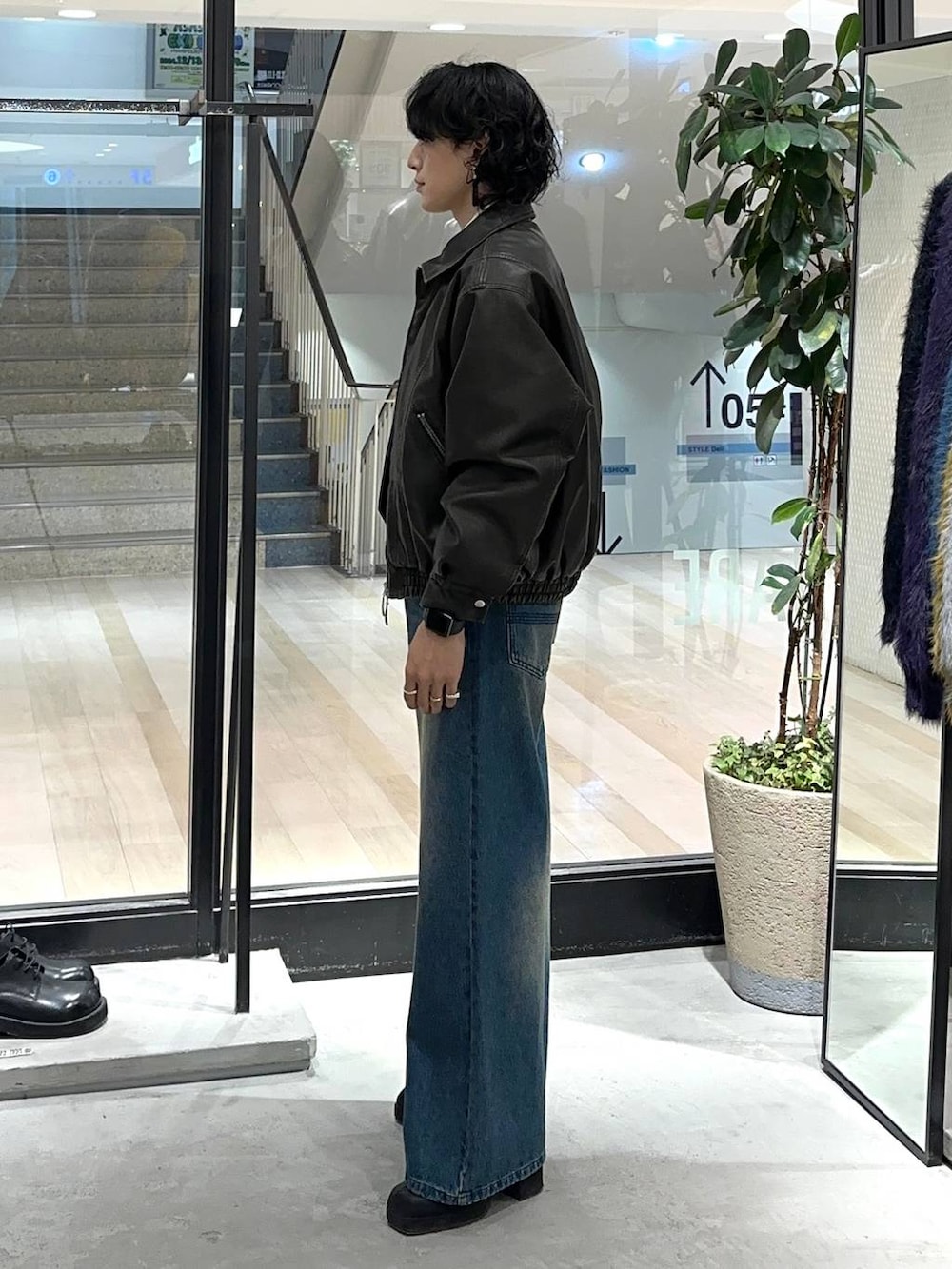 ホワイト系のシャツ/ブラウス、ブルー系のデニムパンツ、ブラック系のブーツを着用したメンズの冬コーディネートの2枚目の写真