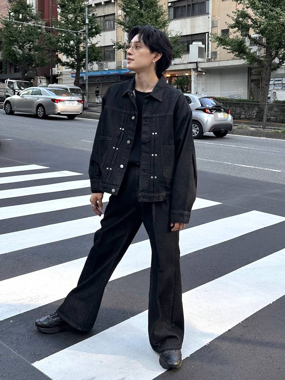 ブラック系のTシャツ/カットソー、ブラック系のデニムパンツ、ブラック系のデニムジャケットを着用したメンズの秋コーディネートの2枚目の写真