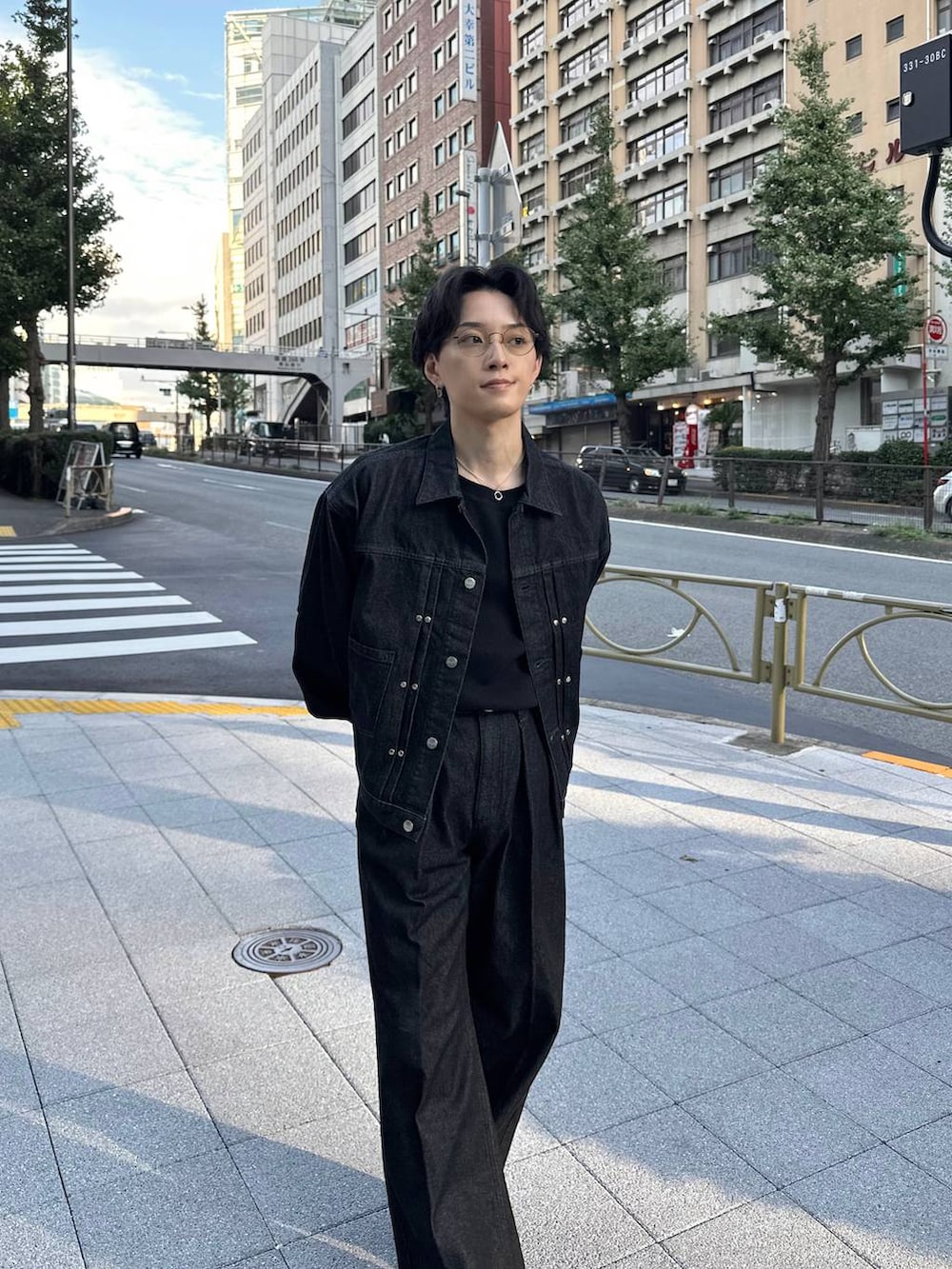 ブラック系のTシャツ/カットソー、ブラック系のデニムパンツ、ブラック系のデニムジャケットを着用したメンズの秋コーディネートの5枚目の写真