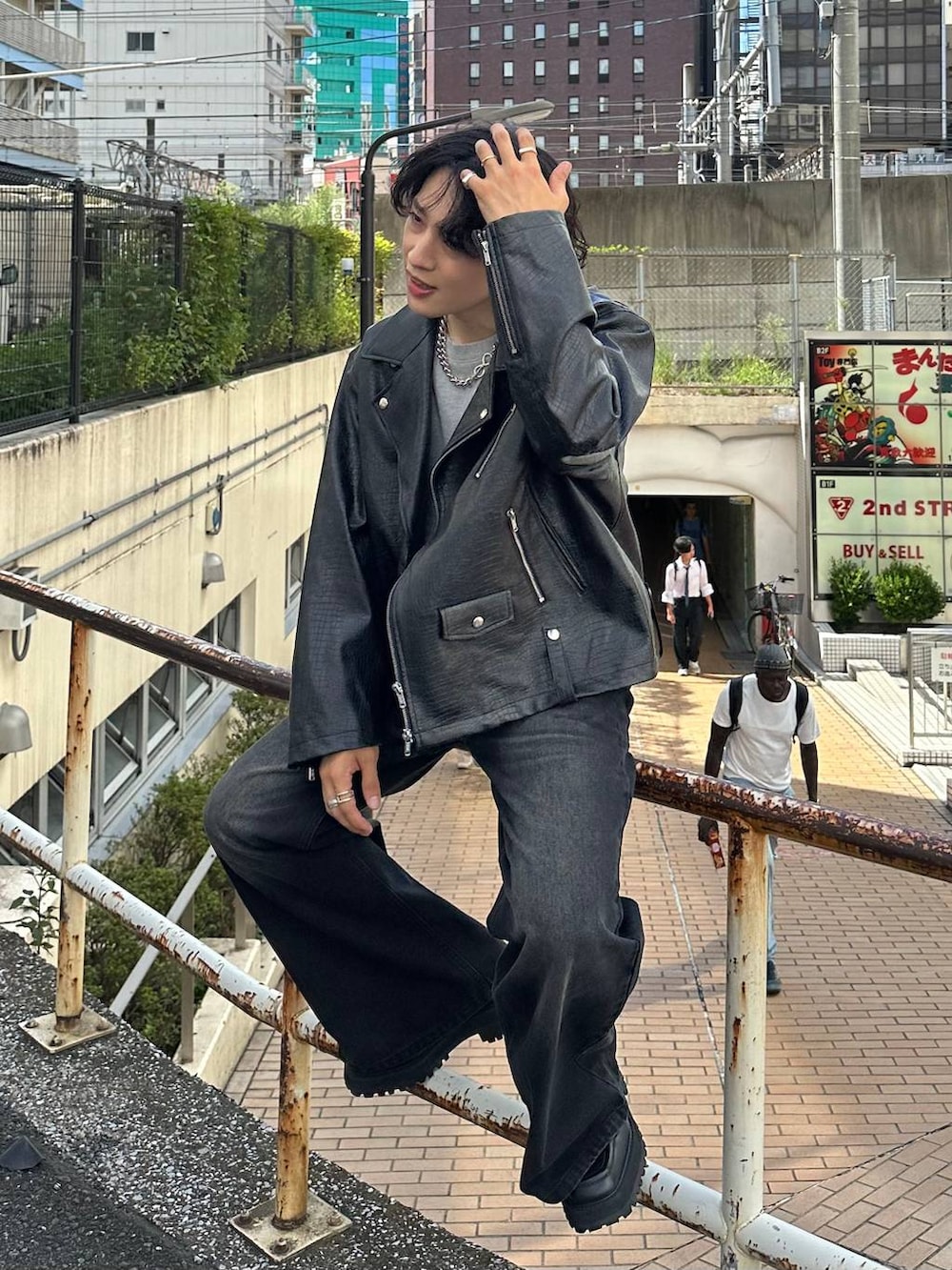 「モテ、HARE、秋コーデ、韓国系、きれいめ、デート/ロマンティック、冬コーデ、着痩せ、モード、ネックレス、着痩せ・細見え、パーマ、ジャケット、スウェット、ワイドパンツ」｜「HAREのワイドフレアデニムパンツ(HARE)（デニムパンツ、ブラック系）」を使った、Shotaさん（メンズ・170cm）の秋コーディネートの5枚目の写真