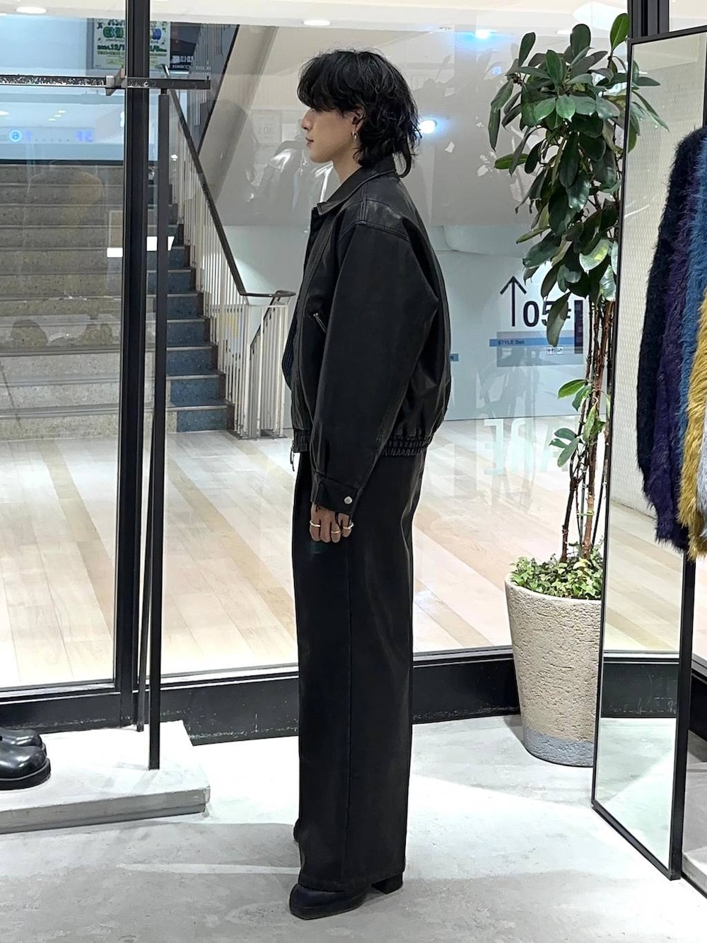 ブラック系のその他パンツ、ブラック系のブーツ、ブラック系のブルゾンを着用したメンズの冬コーディネートの2枚目の写真