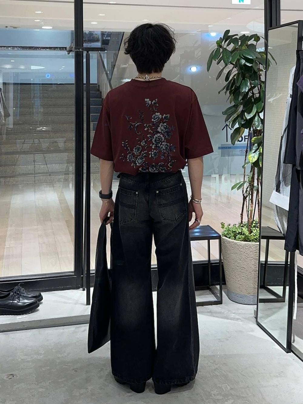 ブラウン系のTシャツ/カットソー、ブラック系のデニムパンツ、ブラック系のドレスシューズを着用したメンズの夏コーディネートの3枚目の写真