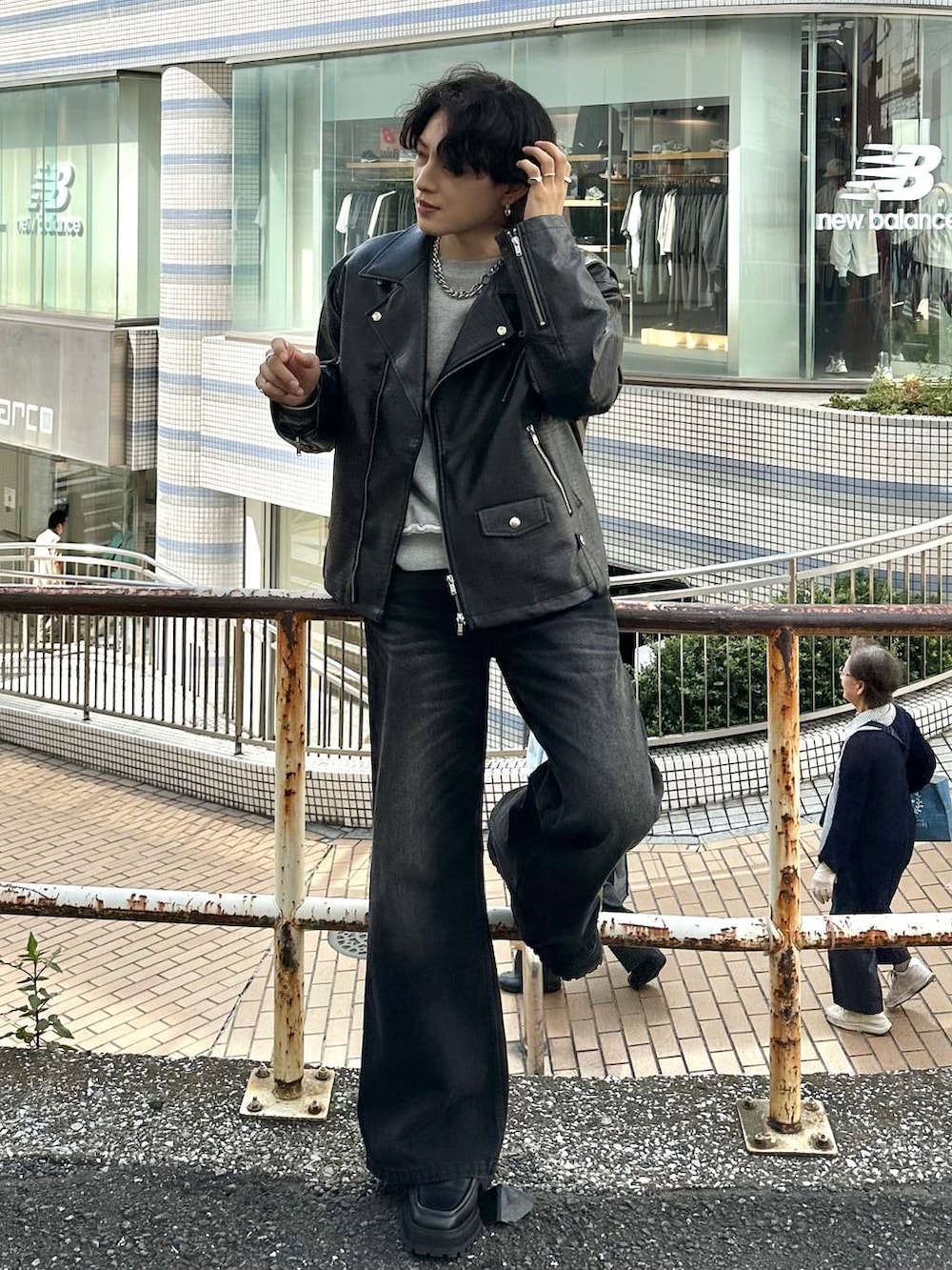 「モテ、HARE、秋コーデ、韓国系、きれいめ、デート/ロマンティック、冬コーデ、着痩せ、モード、ネックレス、着痩せ・細見え、パーマ、ジャケット、スウェット、ワイドパンツ」｜「HAREのワイドフレアデニムパンツ(HARE)（デニムパンツ、ブラック系）」を使った、Shotaさん（メンズ・170cm）の秋コーディネートの2枚目の写真