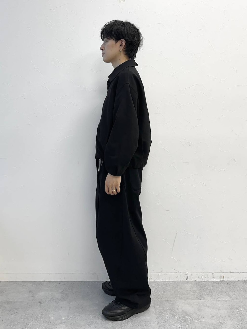 ブラック系のスウェットパンツ、ブラック系のブルゾン、ブラック系のベルトを着用したメンズの秋コーディネートの2枚目の写真