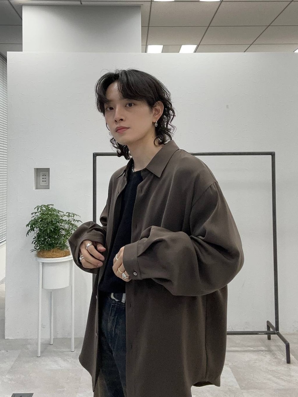 「モテ、韓国系、きれいめ、デート/ロマンティック、冬コーデ、着痩せ、モード、ネックレス、HARE、着痩せ・細見え、パーマ、シャツ、Tシャツ、ワイドパンツ、デニムパンツ」｜「HAREのワイドフレアデニムパンツ(HARE)（デニムパンツ、ブルー系）」を使った、Shotaさん（メンズ・170cm）の春コーディネートの2枚目の写真