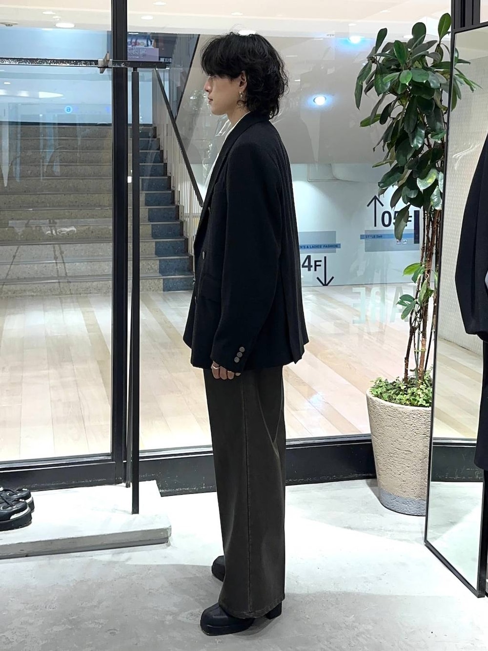 ホワイト系のシャツ/ブラウス、ブラック系のその他パンツ、ブラック系のブーツを着用したメンズの冬コーディネートの2枚目の写真