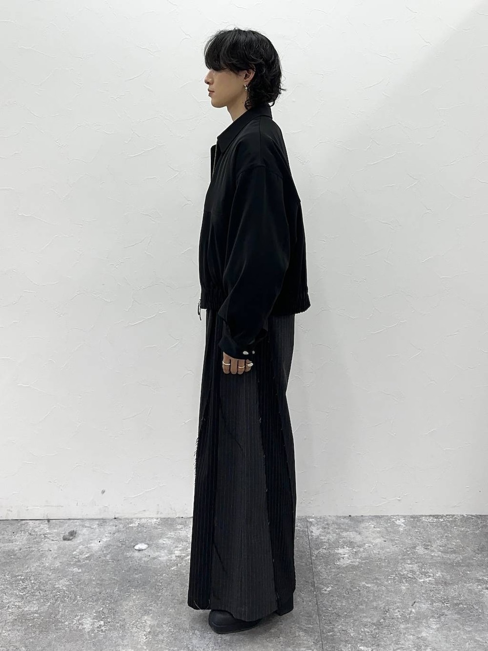 ブラック系のブーツ、ブラック系のその他パンツ、ホワイト系のスウェットを着用したメンズの冬コーディネートの2枚目の写真