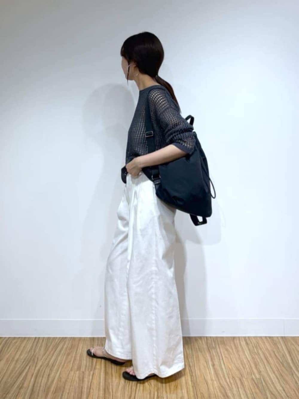 ブラック系のサンダル、ホワイト系のその他パンツ、グレー系のニット/セーターを着用したレディースの夏コーディネートの2枚目の写真
