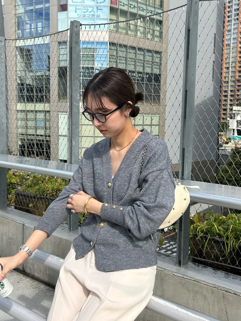 「金ボタン、カーディガン、高身長女子、高身長コーデ、骨格ウェーブ」｜「Pal collectionの金釦Vネックニットカーディガン（カーディガン/ボレロ、グレー系）」を使った、gotoさん（レディース・171cm）の秋コーディネートの2枚目の写真
