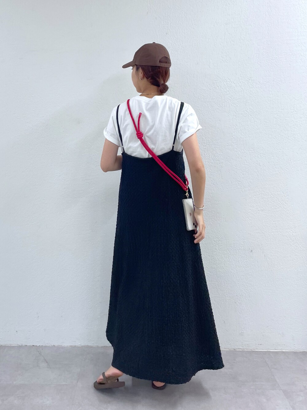 「夏コーデ、シンプルコーデ、モノトーン、スマホショルダー、キャミワンピ、キャミワンピース、高身長女子、高身長コーデ」｜「Pal collectionのエンボスシャーリングキャミワンピース（ワンピース、ブラック系）」を使った、gotoさん（レディース・171cm）の夏コーディネートの3枚目の写真