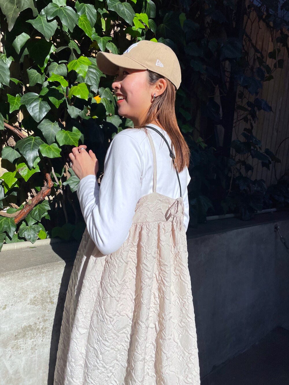 グレー系のワンピース、ブラック系のスマホグッズ、ブラック系のスマホグッズを着用したレディースの春コーディネートの3枚目の写真