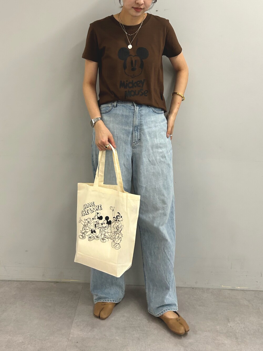 ブラウン系のTシャツ/カットソーを着用したレディースの夏コーディネートの3枚目の写真