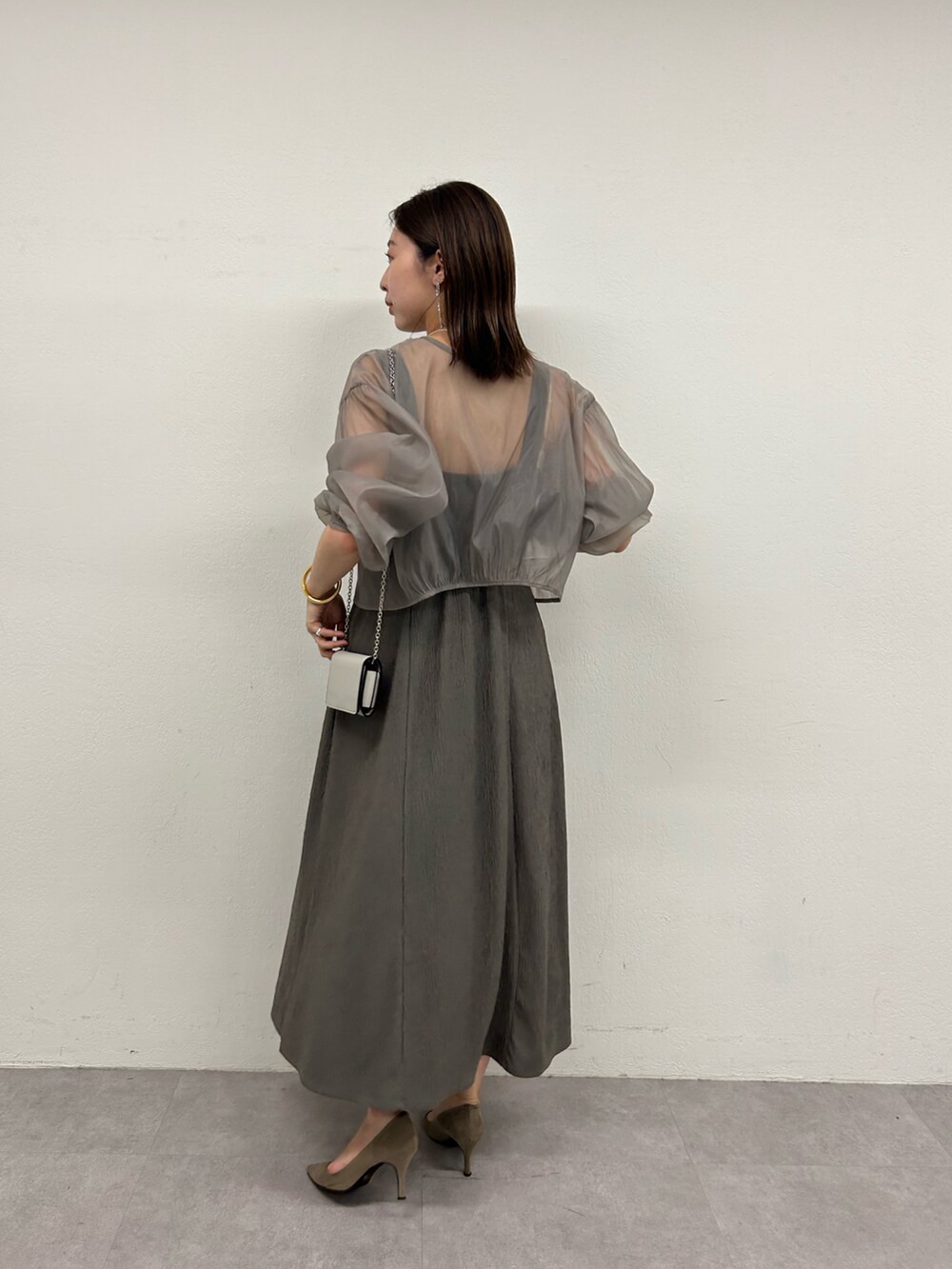 グレー系のワンピースを着用したレディースの春コーディネートの3枚目の写真