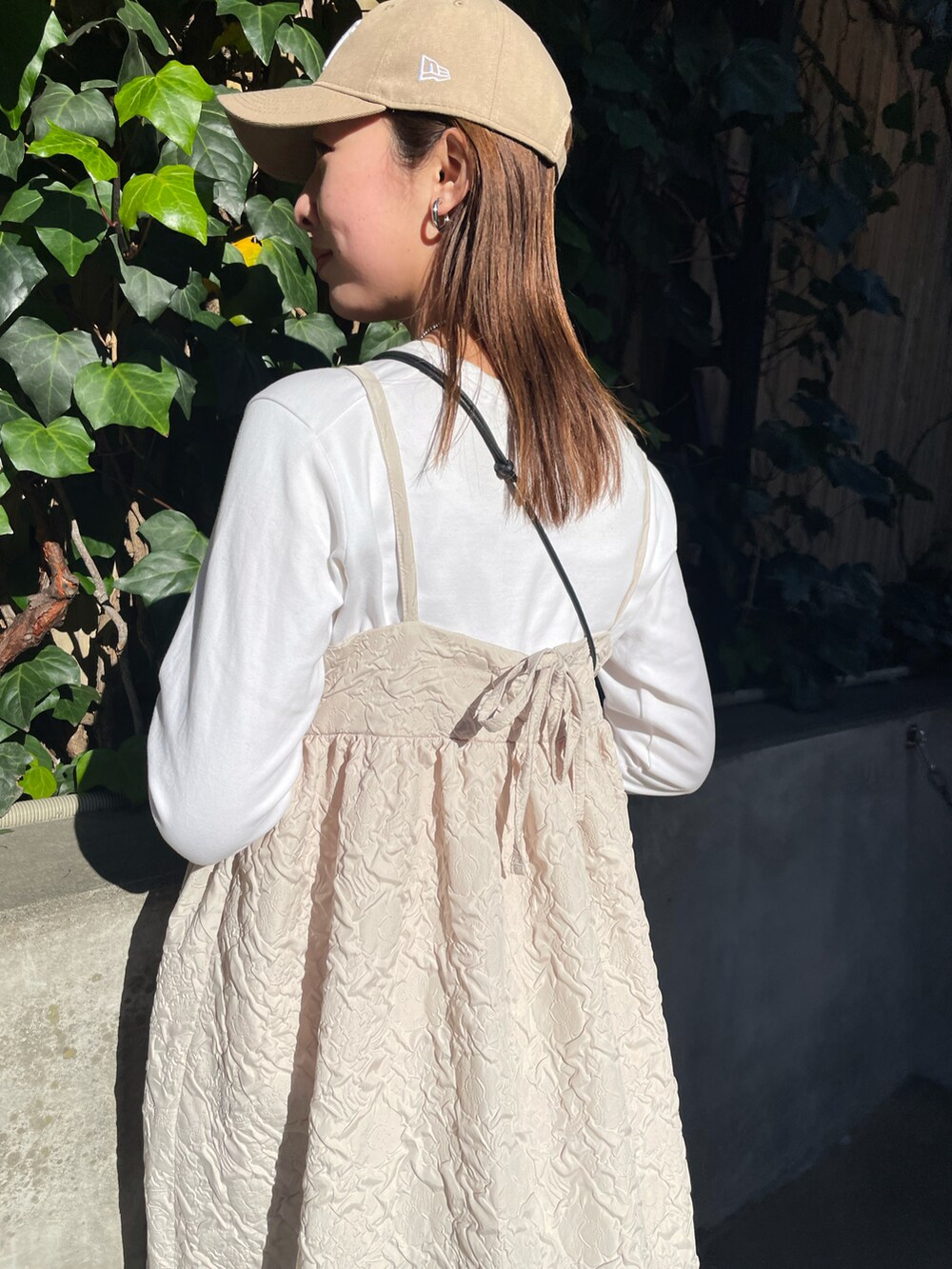 グレー系のワンピース、ブラック系のスマホグッズ、ブラック系のスマホグッズを着用したレディースの春コーディネートの2枚目の写真