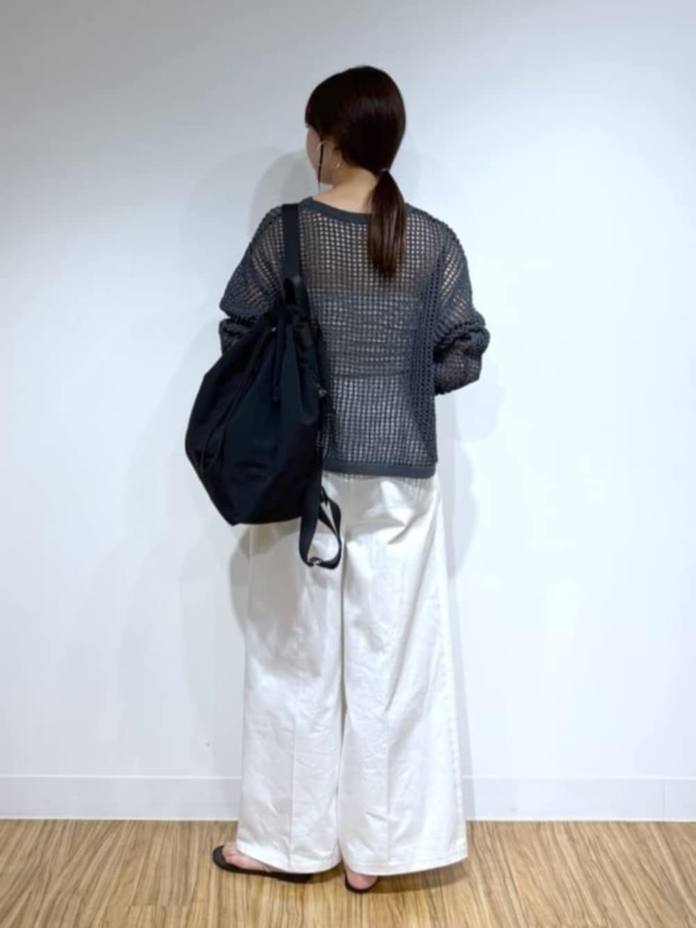 ブラック系のサンダル、ホワイト系のその他パンツ、グレー系のニット/セーターを着用したレディースの夏コーディネートの3枚目の写真