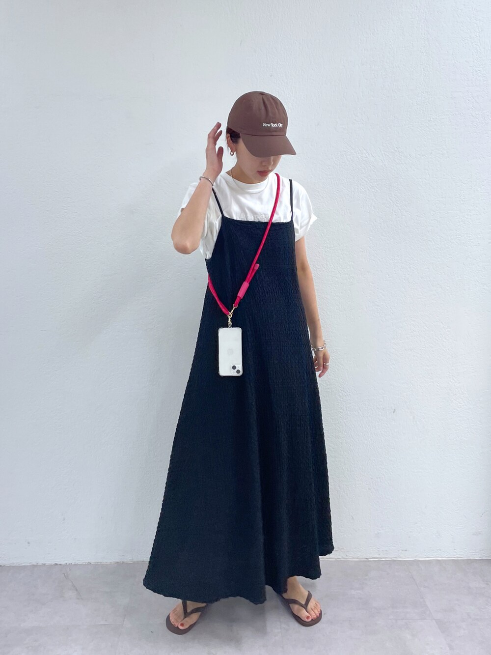 「夏コーデ、シンプルコーデ、モノトーン、スマホショルダー、キャミワンピ、キャミワンピース、高身長女子、高身長コーデ」｜「Pal collectionのエンボスシャーリングキャミワンピース（ワンピース、ブラック系）」を使った、gotoさん（レディース・171cm）の夏コーディネートの2枚目の写真