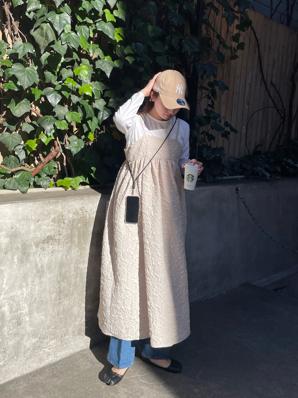 グレー系のワンピース、ブラック系のスマホグッズ、ブラック系のスマホグッズを着用したレディースの春コーディネートの5枚目の写真