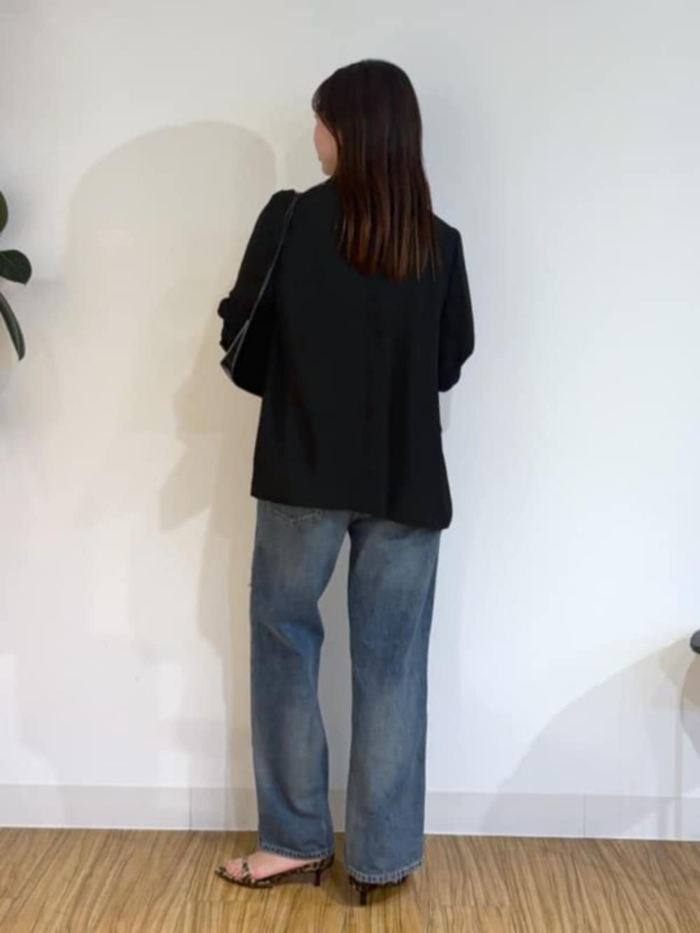 ブラック系のショルダーバッグ、イエロー系のサンダル、ブルー系のデニムパンツを着用したレディースの夏コーディネートの3枚目の写真