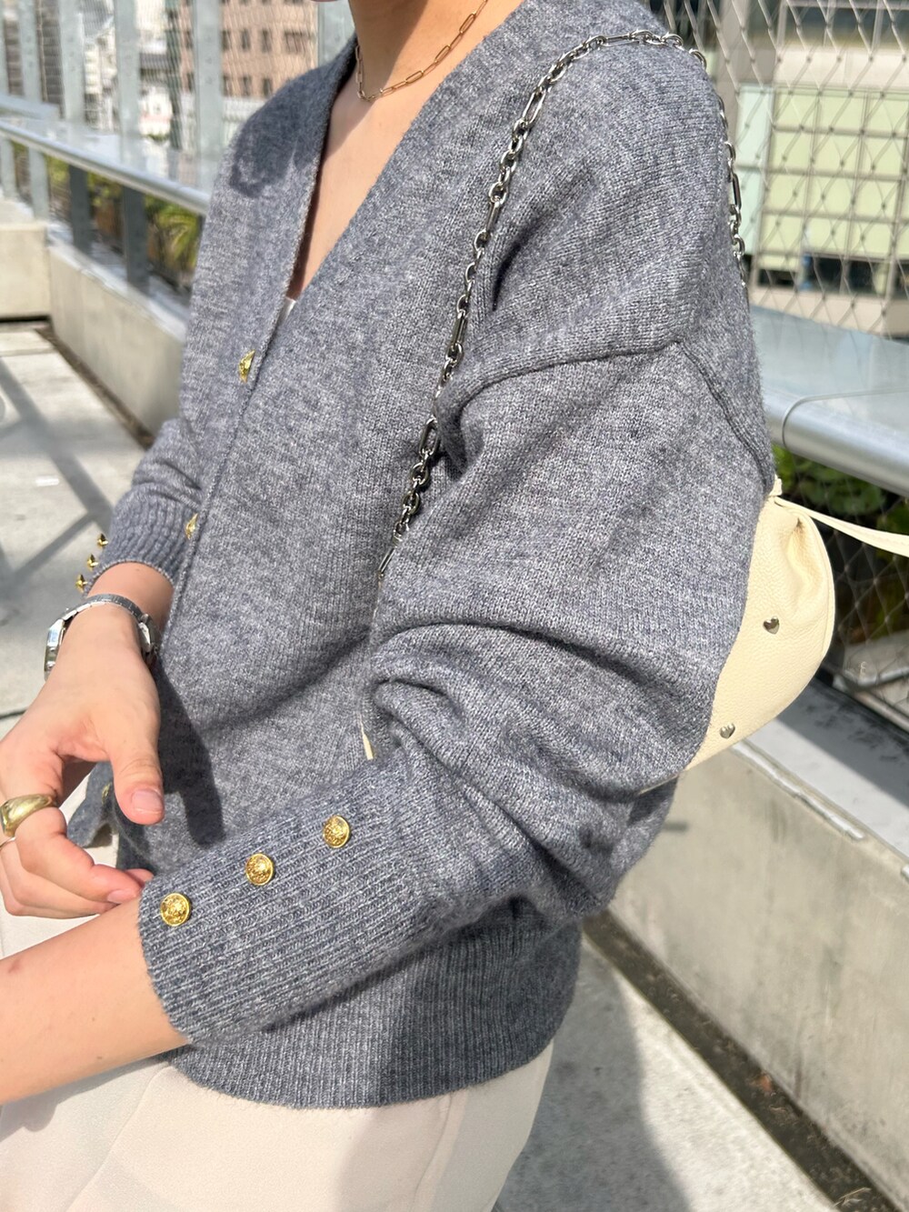 「金ボタン、カーディガン、高身長女子、高身長コーデ、骨格ウェーブ」｜「Pal collectionの金釦Vネックニットカーディガン（カーディガン/ボレロ、グレー系）」を使った、gotoさん（レディース・171cm）の秋コーディネートの3枚目の写真