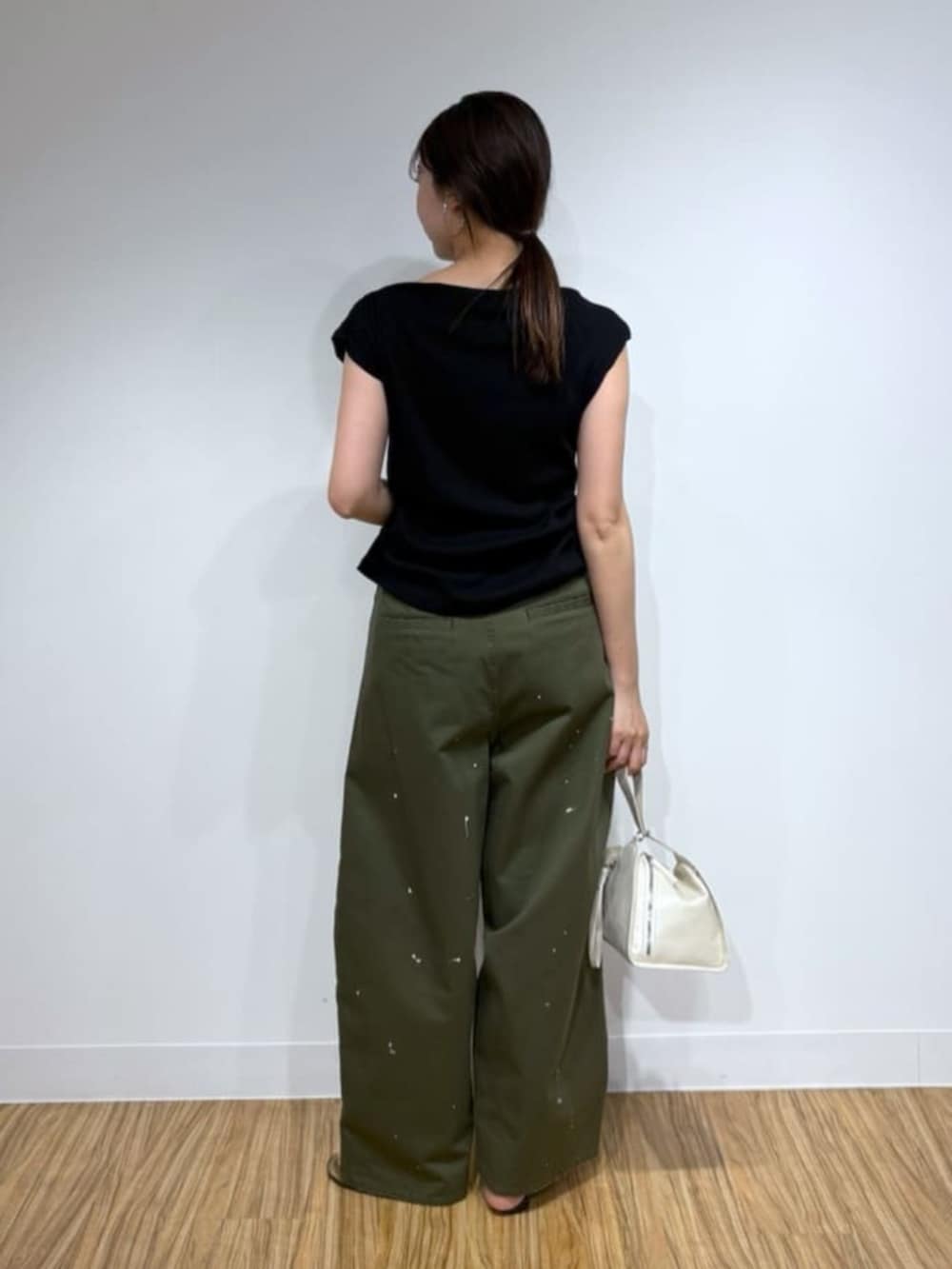 ブラック系のサンダル、ブラック系のTシャツ/カットソーを着用したレディースの夏コーディネートの3枚目の写真