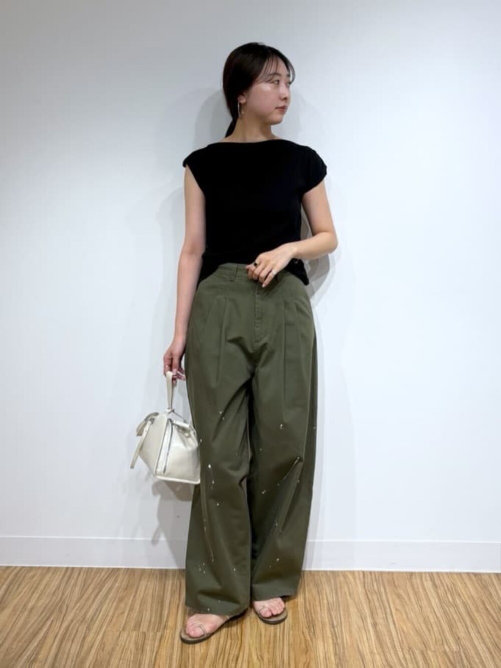 ブラック系のサンダル、ブラック系のTシャツ/カットソーを着用したレディースの夏コーディネートの2枚目の写真