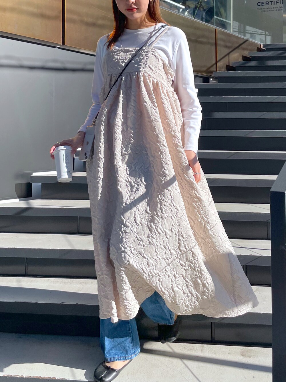 グレー系のワンピース、ブラック系のスマホグッズ、ブラック系のスマホグッズを着用したレディースの春コーディネートの4枚目の写真