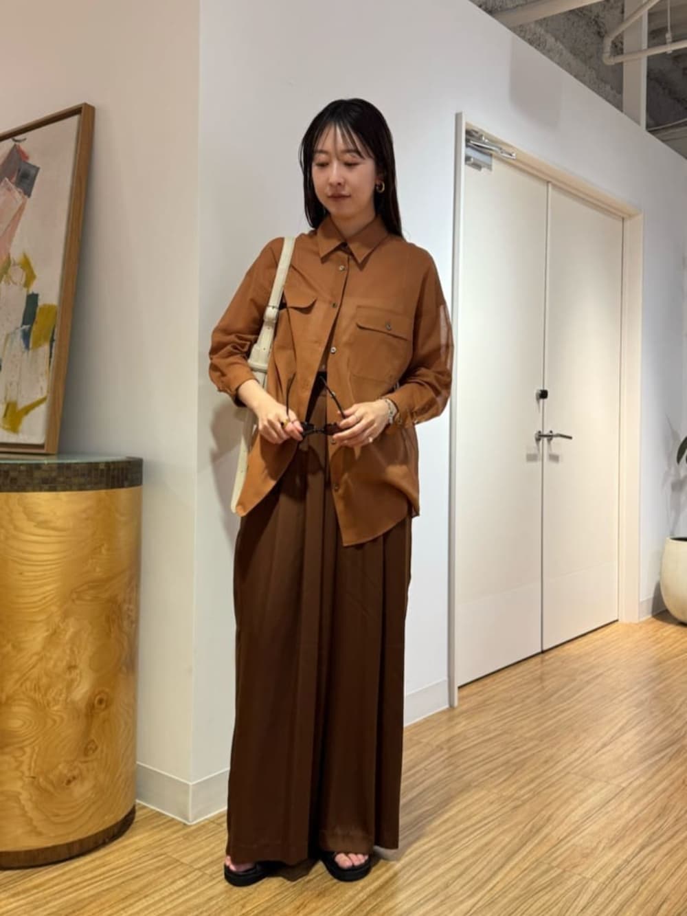 「シアートップス、シアーシャツ、ワントーン、ワントーンコーデ、ワントーンスタイル、高身長、高身長女子、高身長コーデ、171㎝」｜「Drawing Numbersの【Drawing Numbers】コットンシースルーブラウス（シャツ/ブラウス、ブラウン系）」を使った、gotoさん（レディース・171cm）の夏コーディネートの2枚目の写真