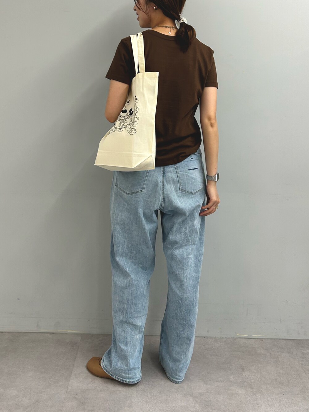 ブラウン系のTシャツ/カットソーを着用したレディースの夏コーディネートの2枚目の写真