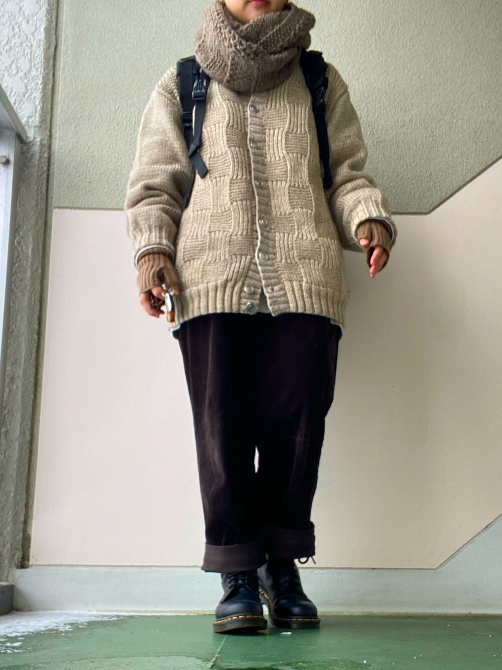 ブラウン系のその他パンツ、ブラック系のブーツ、ベージュ系のカーディガン/ボレロを着用したレディースの冬コーディネートの2枚目の写真