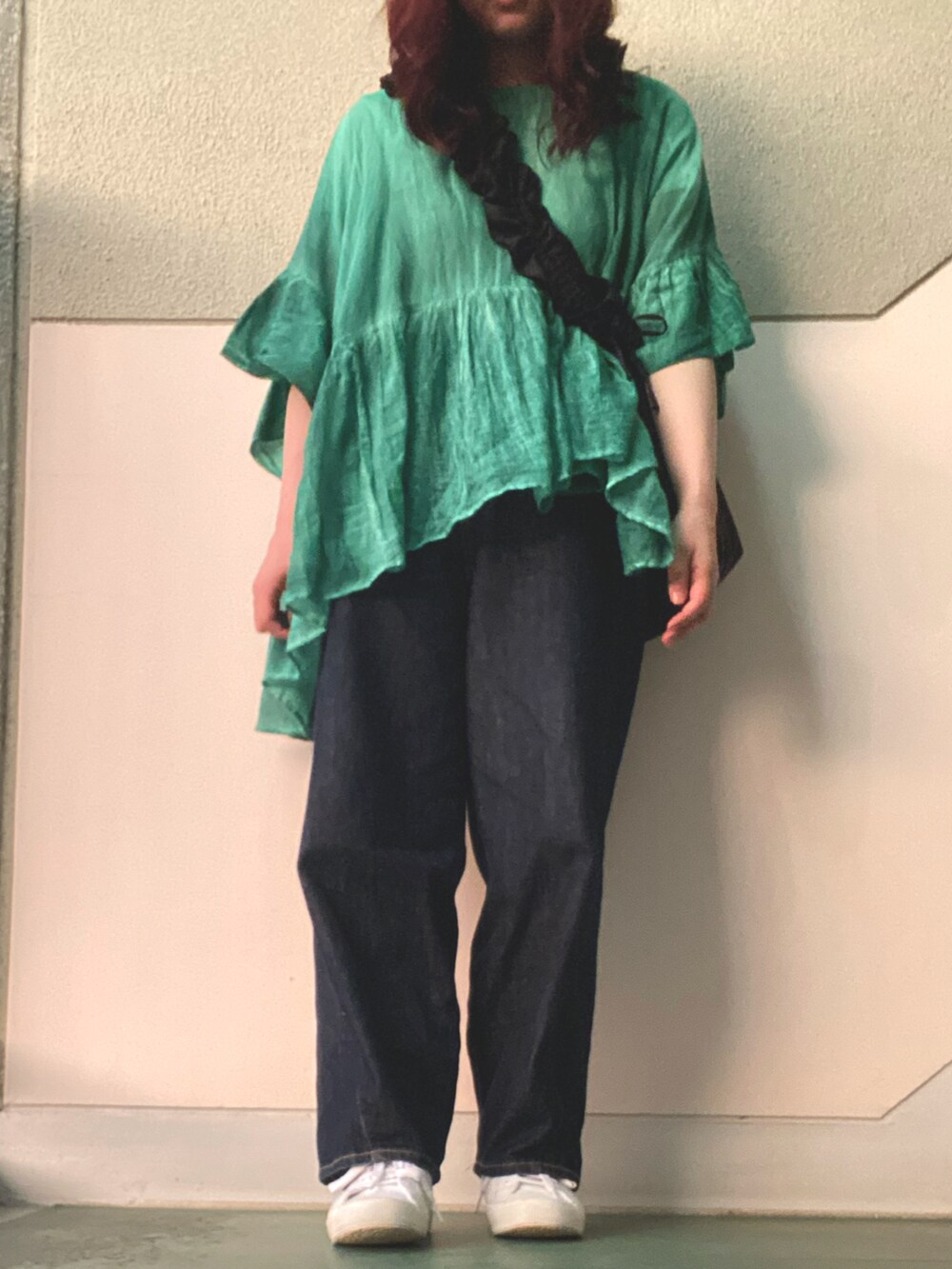 グリーン系のシャツ/ブラウス、ホワイト系のスニーカー、ブルー系のデニムパンツを着用したレディースの夏コーディネートの3枚目の写真