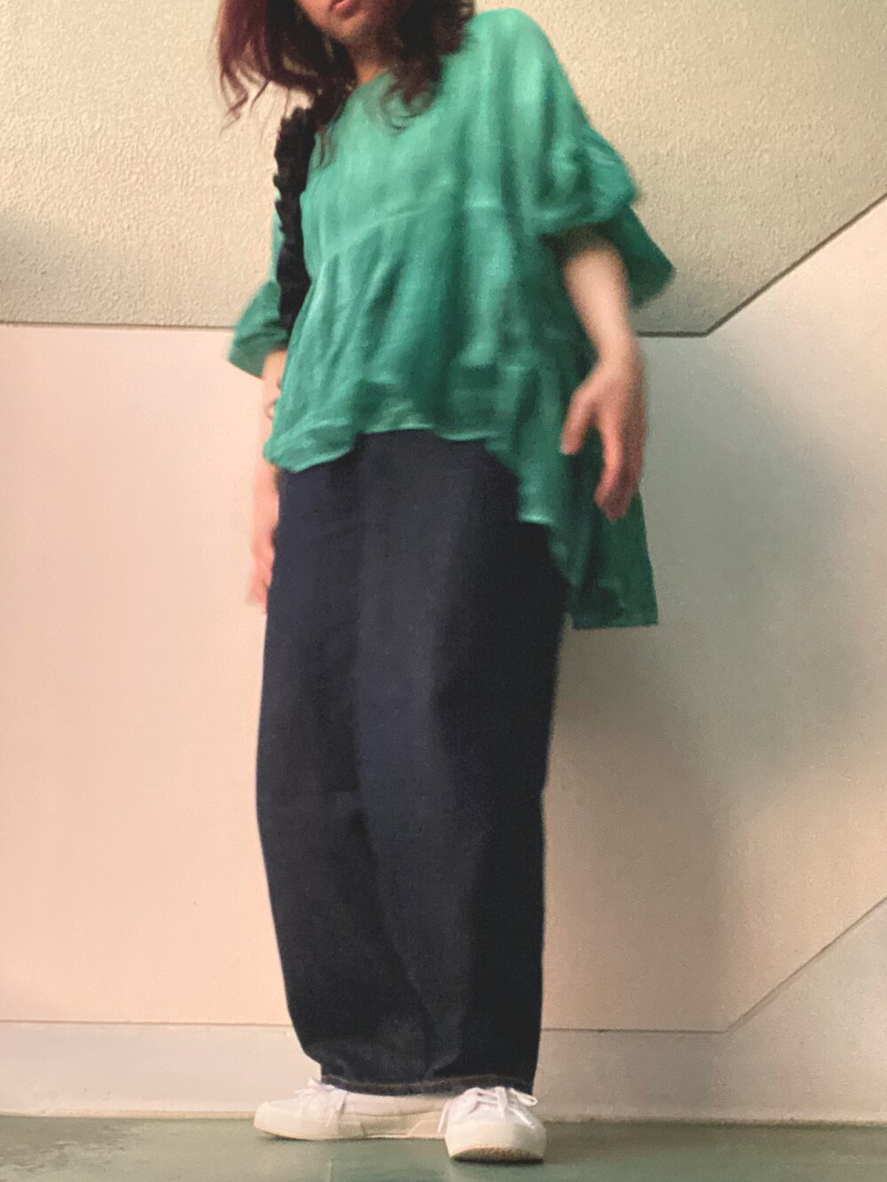 グリーン系のシャツ/ブラウス、ホワイト系のスニーカー、ブルー系のデニムパンツを着用したレディースの夏コーディネートの2枚目の写真