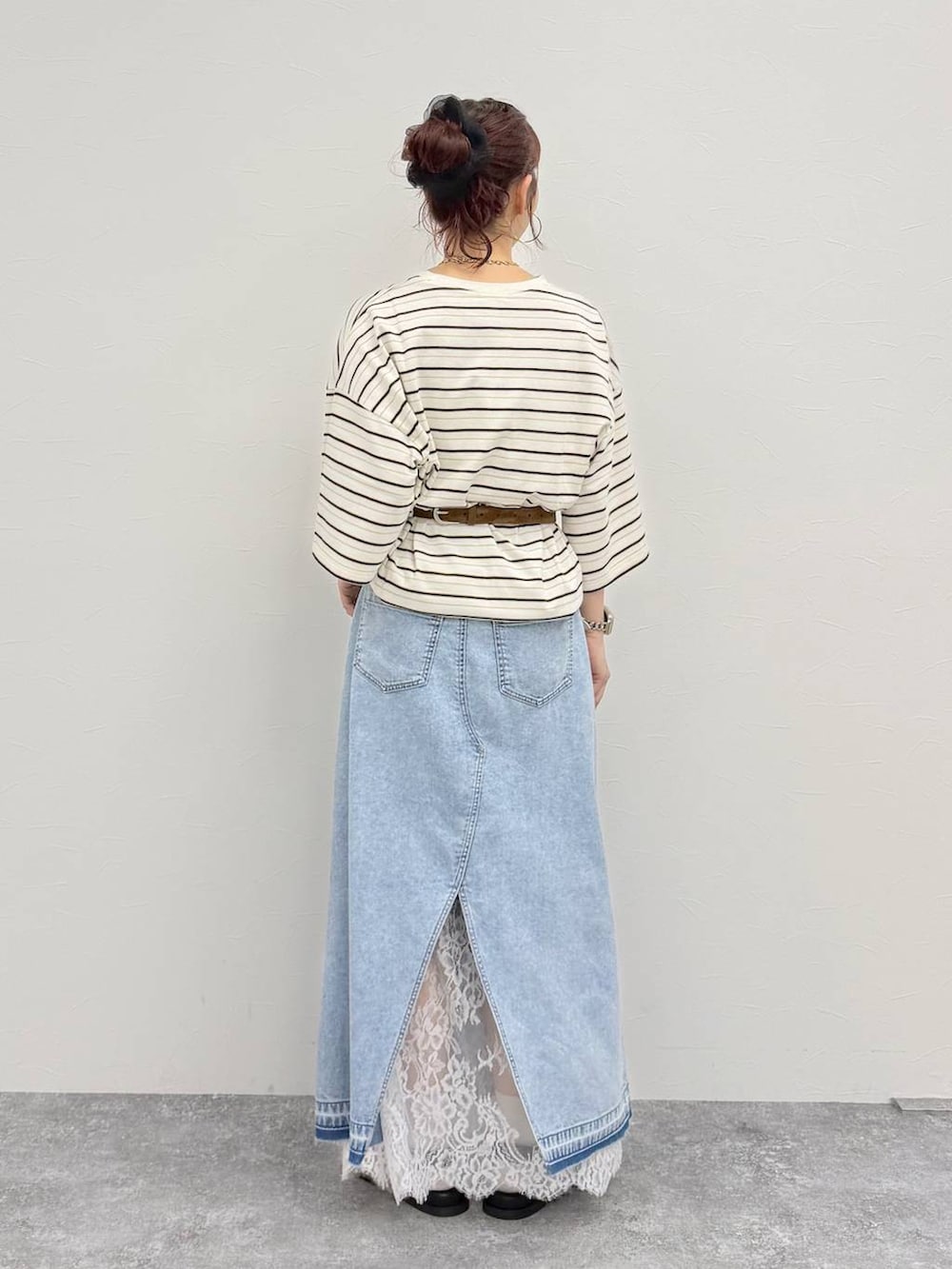 ブルー系のデニムスカート、ホワイト系のTシャツ/カットソー、イエロー系のベルトを着用したレディースの夏コーディネートの3枚目の写真