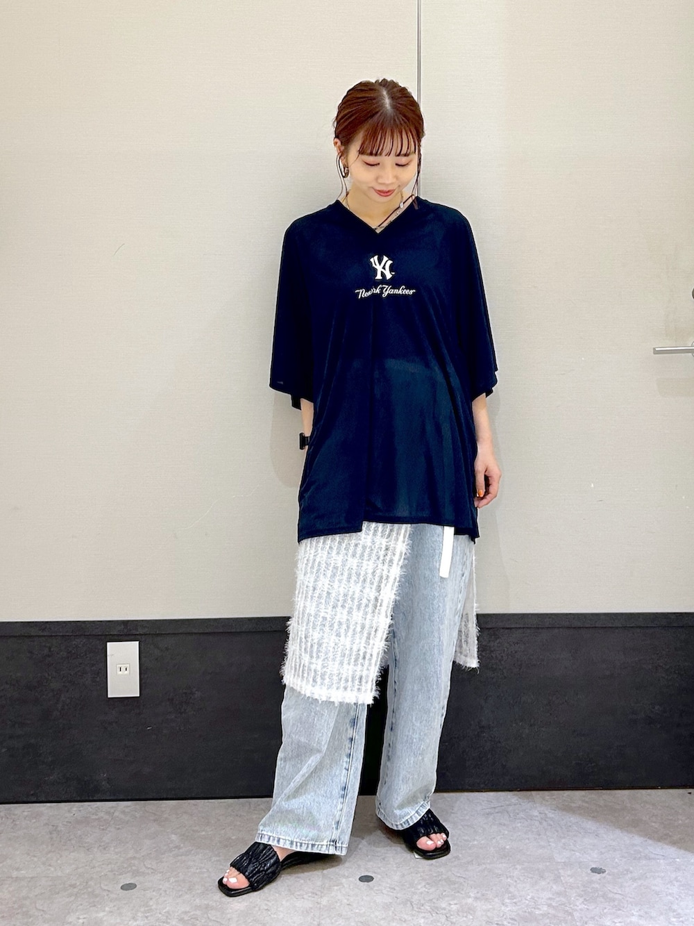 「レプシィム(LEPSIM)、LEPSIM、スポーツミックス、巻きスカート、レイヤードスタイル、デニムパンツ、デニム、サンダル、夏コーデ、シアートップス、お出かけコーデ、ラクチンコーデ、オトナカジュアル、ロゴT、ゆるコーデ」｜「LEPSIMのカーブデニムパンツ　987515（デニムパンツ、ブルー系）」を使った、ogiさん（レディース・157cm）の夏コーディネートの3枚目の写真