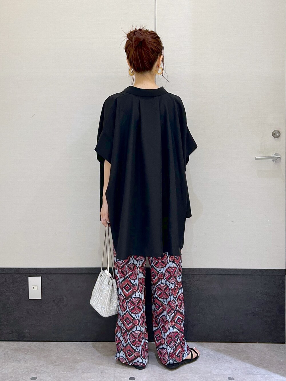 「LEPSIM、レプシィム(LEPSIM)、シャツスタイル、柄パンツ、ワイドパンツ、サンダル、夏コーデ、リラックススタイル、ゆるコーデ、ショルダーバッグ、シャツ、シャツコーデ、シャツ好き集まれ」｜「LEPSIMのアフリカンプリントパンツ　117496（その他パンツ、ピンク系）」を使った、ogiさん（レディース・157cm）の夏コーディネートの3枚目の写真