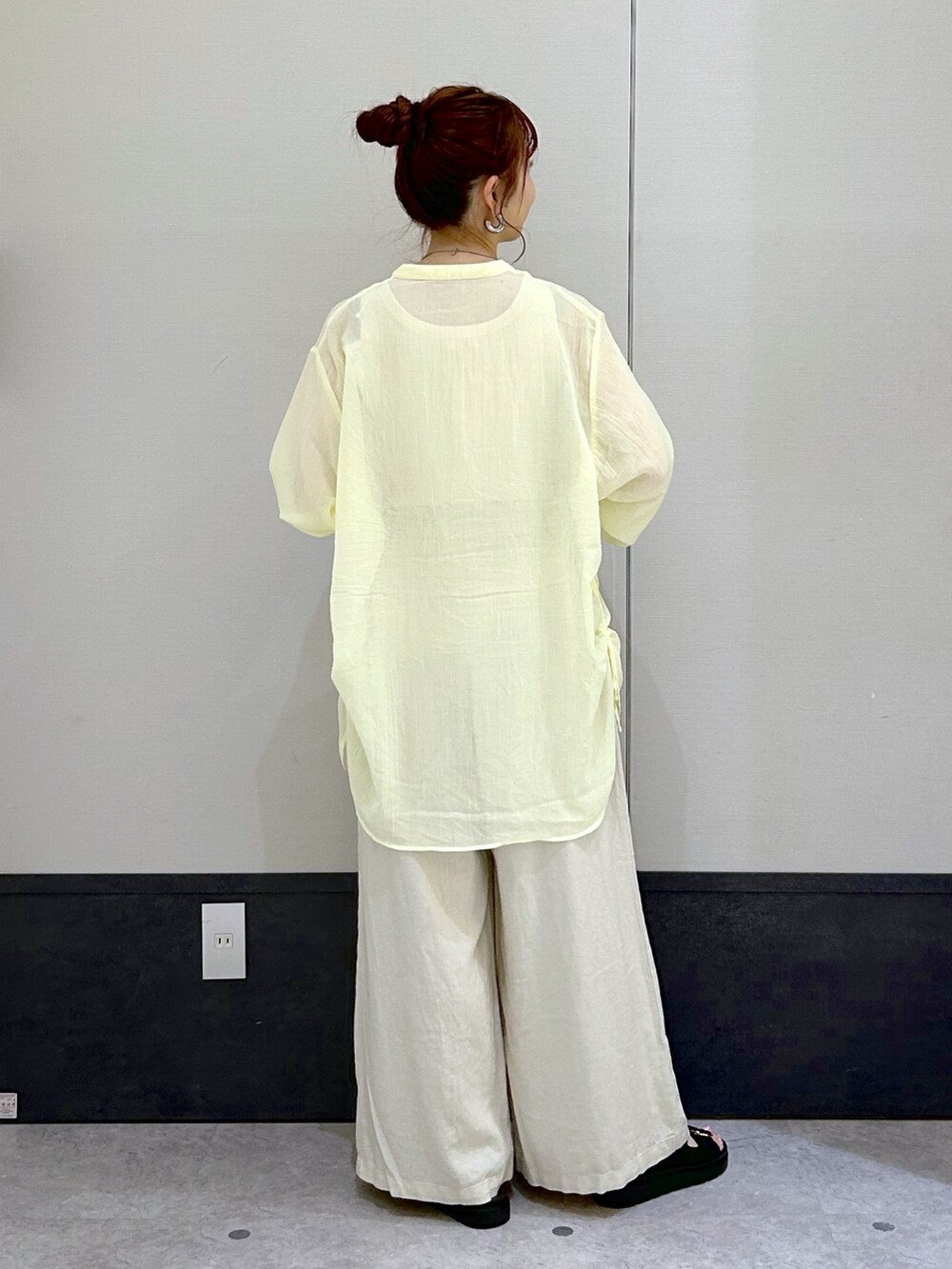 ホワイト系のその他パンツ、イエロー系のシャツ/ブラウス、ブラック系のサンダルを着用したレディースの春コーディネートの2枚目の写真