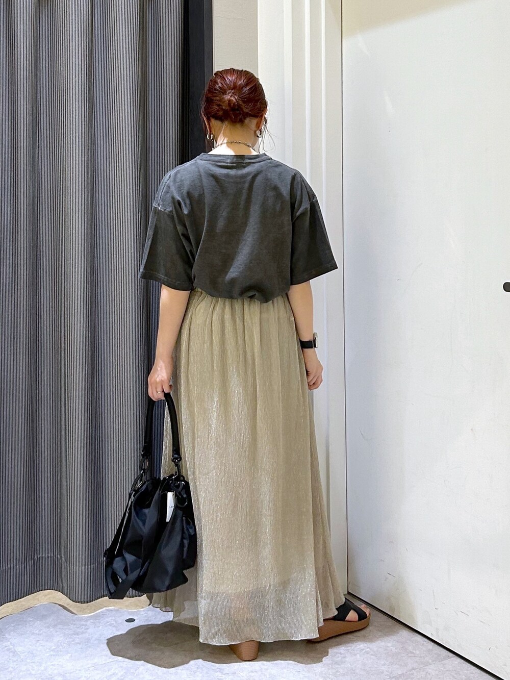 「LEPSIM、レプシィム(LEPSIM)、Tシャツ、ロゴT、スカート、スカートスタイル、お出かけコーデ、きれいめカジュアル、春夏コーデ、初夏コーデ、おでかけコーデ、オトナカジュアル、Tシャツコーデ、ラフコーデ、シンプルコーデ」｜「LEPSIMのムラ染めLOGOｰT　113201（Tシャツ/カットソー、グレー系）」を使った、ogiさん（レディース・157cm）の春コーディネートの3枚目の写真