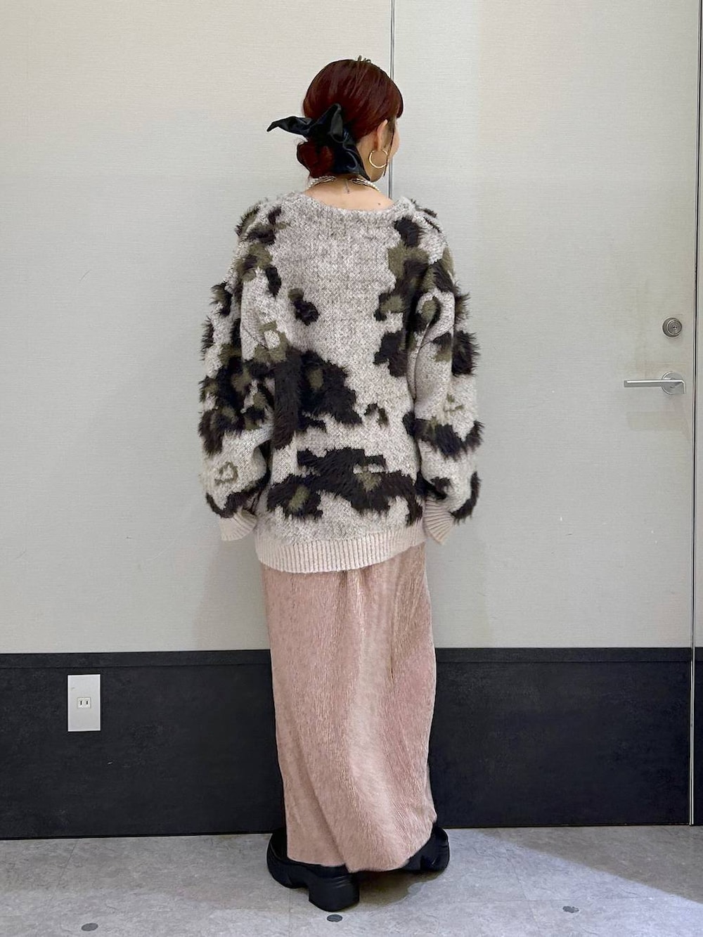 ブラック系のブーツ、ピンク系のスカート、ベージュ系のカーディガン/ボレロを着用したレディースの秋コーディネートの3枚目の写真