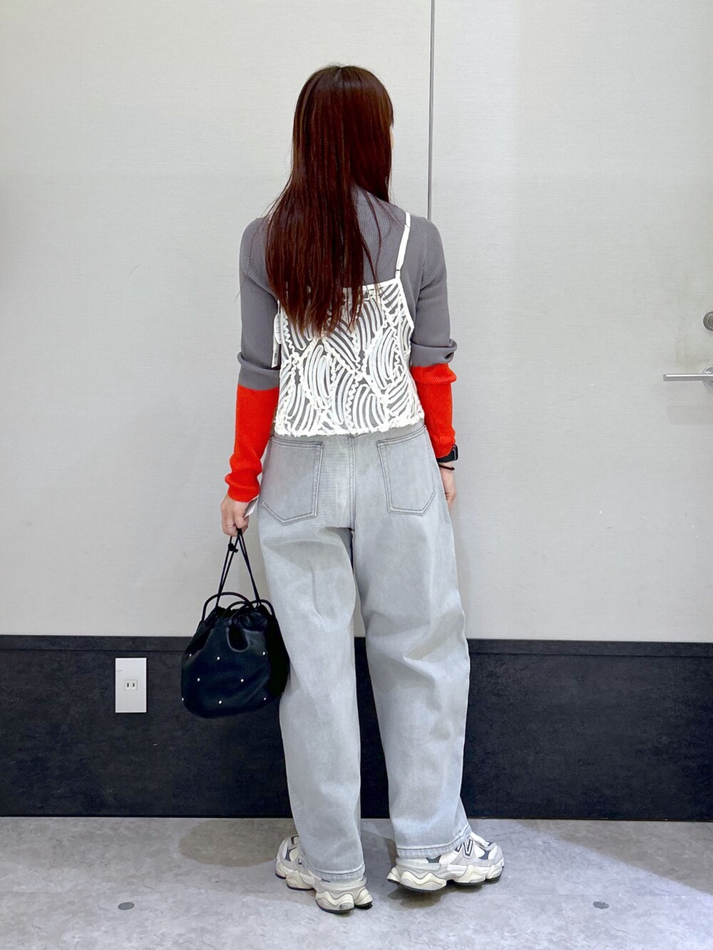 「レプシィム(LEPSIM)、LEPSIM、デニムパンツ、デニム、カーブパンツ、ニット、レイヤードスタイル、キャミソール、秋っぽコーデ更新中、スポーツミックス、カジュアルコーデ」｜「LEPSIMのカーブデニムパンツ　987515（デニムパンツ、グレー系）」を使った、ogiさん（レディース・157cm）の秋コーディネートの2枚目の写真