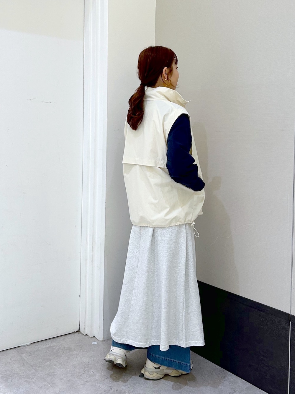 「レプシィム(LEPSIM)、LEPSIM、New Balance、スニーカーコーデ、スニーカー女子、ワンピース、ラグランワンピ、ワンピーススタイル、ベスト、ナイロンベスト、春コーデ、スポーツミックス、デニムパンツ、レイヤードスタイル、オトナカジュアル」｜「LEPSIMのナイロンスタンドベスト　104219（ベスト、ホワイト系）」を使った、ogiさん（レディース・157cm）の春コーディネートの3枚目の写真