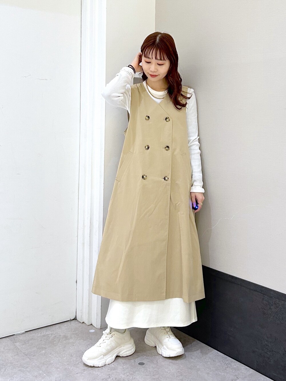 「レプシィム(LEPSIM)、LEPSIM、トレンチコート、春アウター、ロングコート、春コーデ、春服みてみて、スカートスタイル、スカート、フェミニン、カジュアルコーデ、カジュアルガーリー、甘めカジュアル、スニーカーコーデ、おでかけコーデ」｜「LEPSIMのマルチWAYトレンチコート　987534（トレンチコート、ベージュ系）」を使った、ogiさん（レディース・157cm）の春コーディネートの4枚目の写真