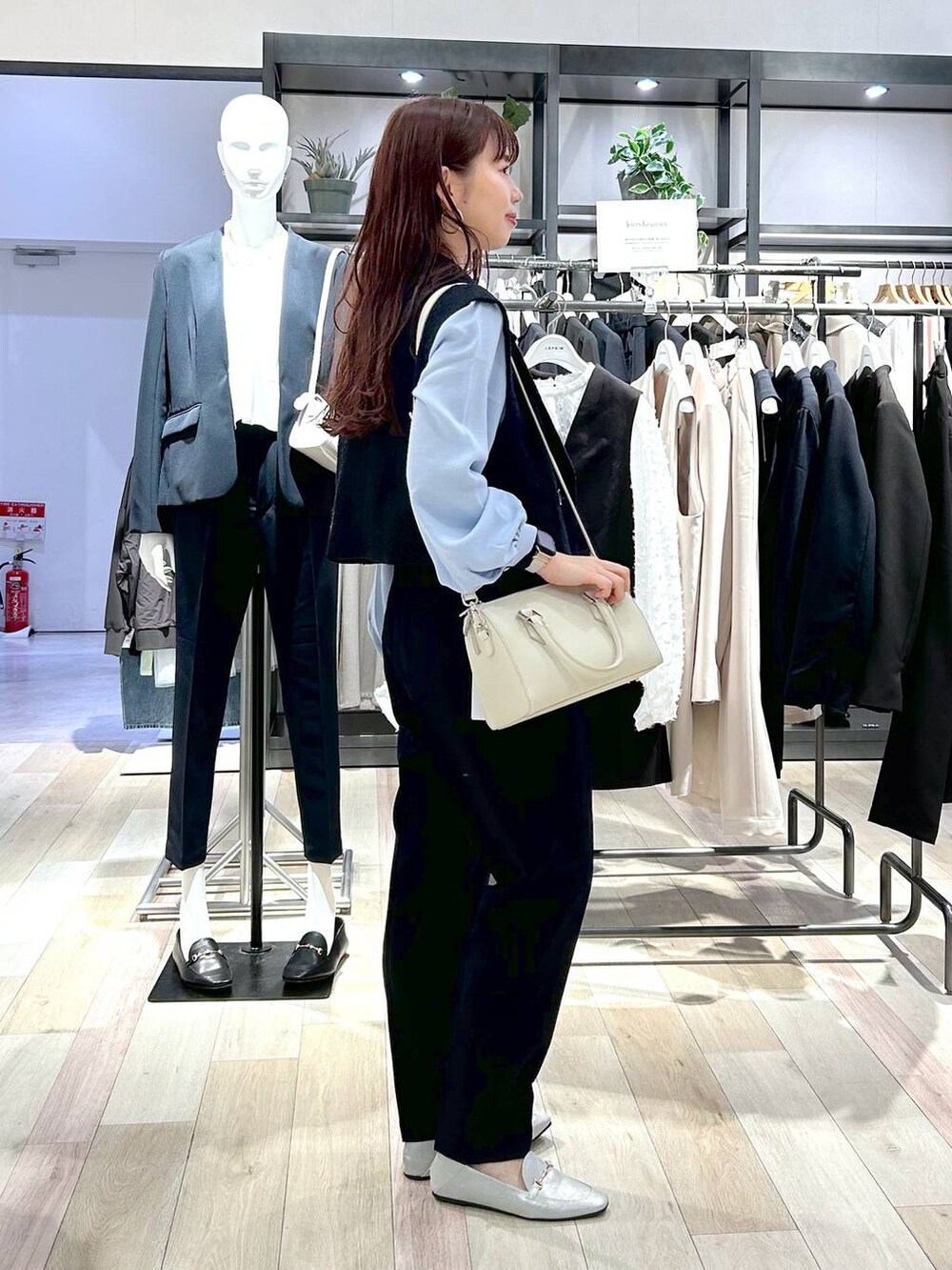 「カジュアル、差し色コーデ、着痩せ・細見え、楽ちんコーデ、冬コーデ、体型カバー、ベーシック/シンプル、LEPSIM、シンプルコーデ、大人カジュアル、秋冬新作、入学式・卒業式、セレモニースタイル_LEPSIM、きれいめ、テーパードパンツ」｜「LEPSIMの【入卒式／セレモニー】Wクロスストレッチテーパードパンツ　207773（スーツパンツ、ブルー系）」を使った、ogiさん（レディース・157cm）の冬コーディネートの2枚目の写真
