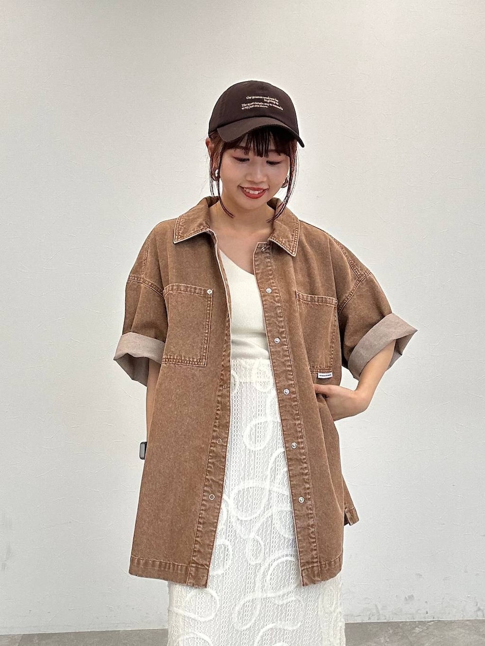 「30代_LEPSIM、カジュアル、差し色コーデ、着痩せ・細見え、楽ちんコーデ、春コーデ、夏コーデ、体型カバー、ベーシック/シンプル、LEPSIM、シンプルコーデ、大人カジュアル、春夏コーデ、シャツ、骨格ストレート_LEPSIM」｜「LEPSIMのBIGデニム5分袖シャツチュニック　242829（シャツ/ブラウス、ベージュ系）」を使った、ogiさん（レディース・157cm）の夏コーディネートの2枚目の写真